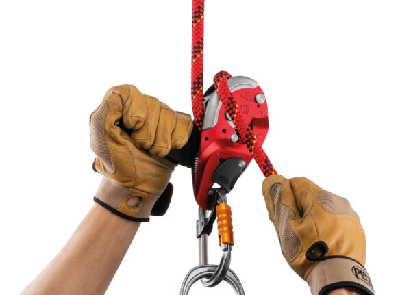 PETZL I'D L Self-Braking Descender with Anti-Panic Function for Rescue - Image 4